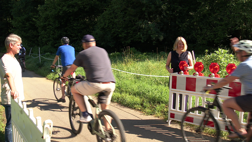 Radfahrer passieren den Siegradweg.