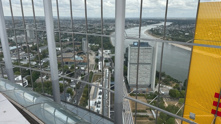 Blick vom Dach des Post Towers den Rhein entlang in Richtung Köln.