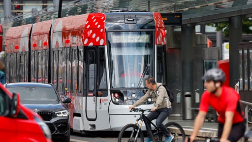  Eine Straßenbahn der SWB (Stadtwerke Bonn) steht an der Haltestelle Bertha-von Suttner-Platz.