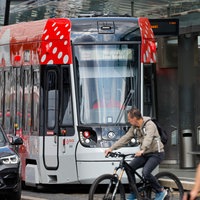  Eine Straßenbahn der SWB (Stadtwerke Bonn) steht an der Haltestelle Bertha-von Suttner-Platz.