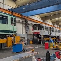 2 Bahnen stehen in einer großen Werkstatt