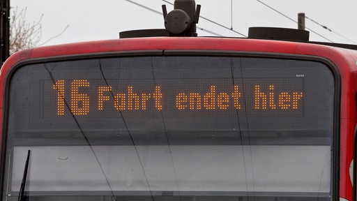 Eine Straßenbahn mit der Aufschrift Linie 16 "Fahrt endet hier".