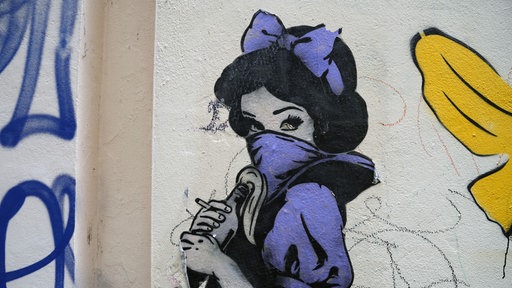 Ein Streetart-Stück zeigt Schneewitchen mit einem Molotov-Cocktail