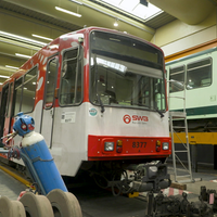 Zwei Stadtbahnen der SWB in einer Werkhalle werden untersucht