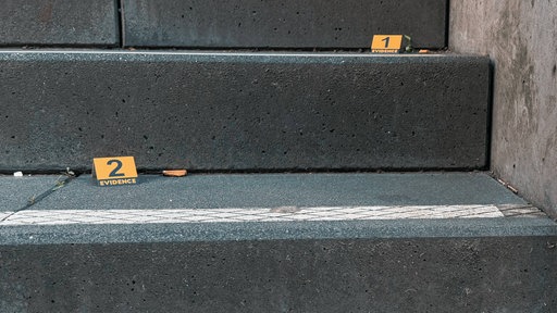 Eine Treppe ist mit nummerierenden Kärtchen abgesteckt wie an einem Tatort