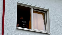 Ein Polizeibeamter in einem Wohnhaus
