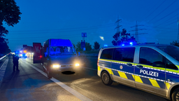 Das Fluchtfahrzeug sowie ein Dienstwagen der Polizei stehen nach der Verfolgungsfahrt auf der A 555