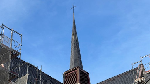 Ein Kirchturm
