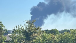 Am Himmel in Erkrath ist eine große Rauchwolke zu sehen 