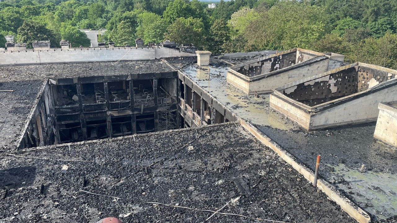 Ein ausgebranntes Gebäude von oben