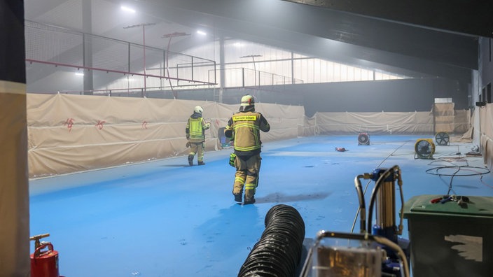 Feuerwehr in Turnhalle, Brand, Rauchentwicklung