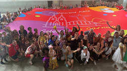 Eine große Menge an Menschen steht jubelnd um eine Leinwand, die den Kölner Dom abbildet und mit der Aufschrift cologne carnival versehen ist.