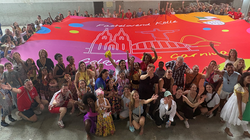 Eine große Menge an Menschen steht jubelnd um eine Leinwand, die den Kölner Dom abbildet und mit der Aufschrift cologne carnival versehen ist.