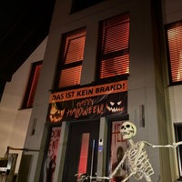 Ein Schild hängt am Halloween-Haus in Remscheid, Darauf steht " das ist kein Brand"