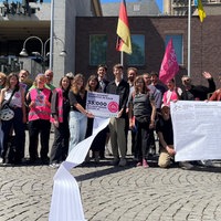 Mitglieder einer Bürgerinitiative präsentieren ihre 33.000 gesammelten Unterschriften für bessere Radwege