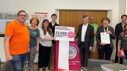 Die Büergerinitiative übergibt Oberbürgermeisterin Reker die Unterschriftenliste