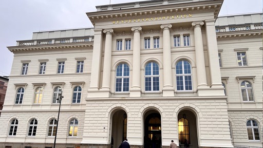 Das Gebäude der Bundesbahndirektion in Wuppertal von außen.