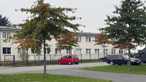 Haus mit Parkplatz davor