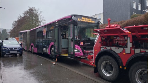 SEV Bus hängt am Abschlepphaken