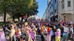 Bunte Menschen im Demonstrationszug