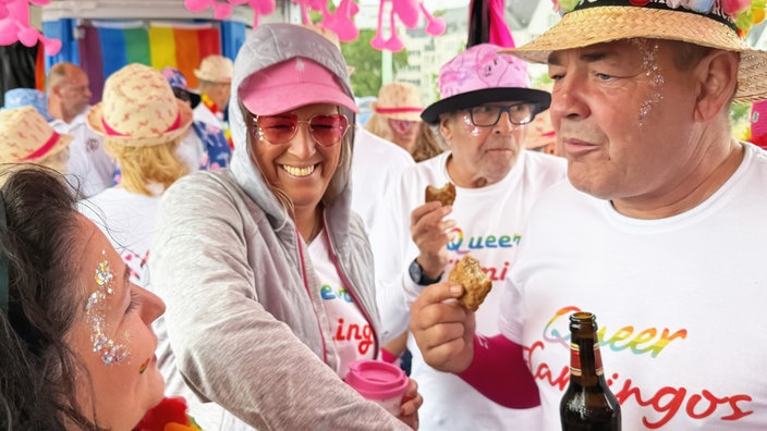 Sandra greift in eine Tüte mit Frikadellen.