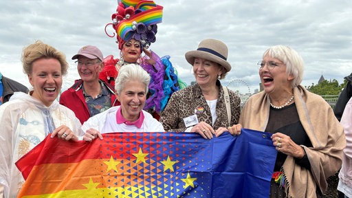 Ina Brandes (CDU), Marie-Agnes Strack-Zimmermann (FDP), Kölns parteilose Oberbürgermeisterin Henriette Reker sowie Claudia Roth (B90/ Die Grünen) stehen auf der Deutzer Brücke beim CSD 2025 in Köln