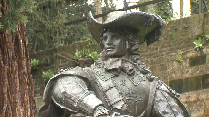 Eine Statue, die d'Artagnan darstellt