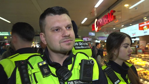 Marcel läuft heute mit zwei neuen Kolleginnen Streife