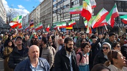 Sehr viele Menschen, die an der Demo in Düsseldorf teilnehmen