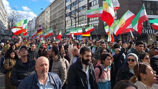 Sehr viele Menschen, die an der Demo in Düsseldorf teilnehmen