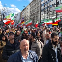 Sehr viele Menschen, die an der Demo in Düsseldorf teilnehmen