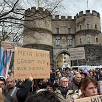 Mehrere Personen demonstrieren gegen sexualisierte Gewalt in Köln. 