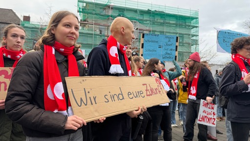 Demonstrierende halten Plakat mit der Aufschrift: "Wir sind eure Zukunft"