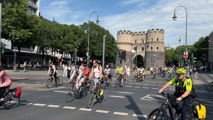 Fahrradfahrer vor dem Hahnentor auf dem Rudolfplatz in Köln