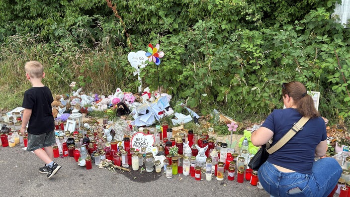 Das Bild zeigt Kerzen an der Unfallstelle.