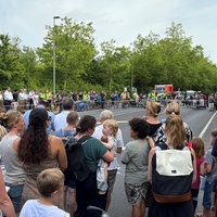 Das Bild zeigt Demonstrierende an der Unfallstelle.