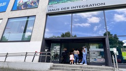 Familie und Security vor Haus der Integration