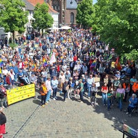 Auf dem Marktplatz in Krefelder Stadtteil Hüls versammelten sich etwa 1500 Menschen.