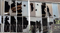Kaputte Scheiben einer Industriehalle.
