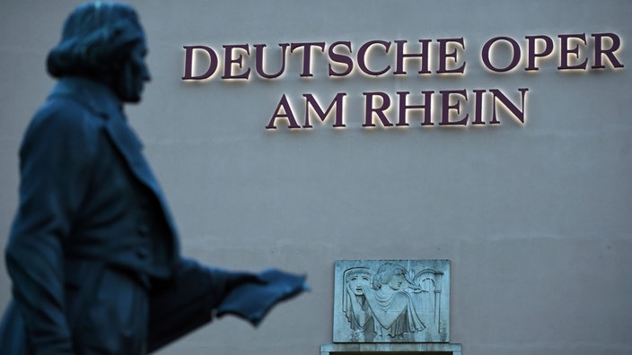 Der Schriftzug am Gebäude der Deutschen Oper am Rhein in Düsseldorf. 