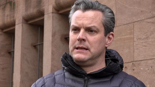 Christoph Werthmann vor Wand