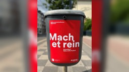 Mülleimer in Düsseldorf mit der Aufschrift "Mach et rein"