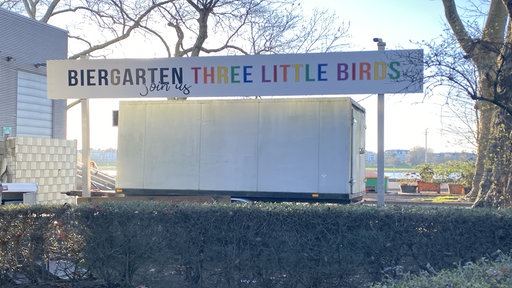 Biergarten Three Little Birds Schild