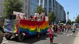 Ein Wagen und Demonstrierende beim Düsseldorfer CSD