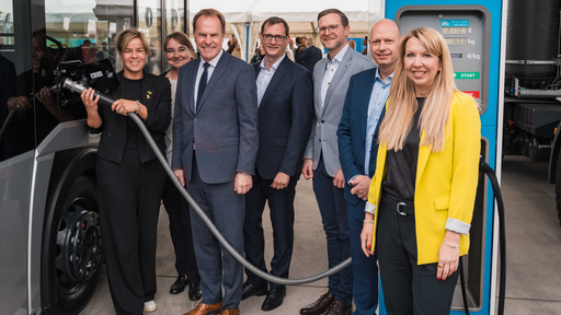 Einweihung Wasserstofftankstelle: ganz links: NRW-Wirtschaftsministerin Mona Neubaur, 3. v. links: OB Stephan Keller, 4. v. links Stadtwerke-Vorstandschef Julien Mounier, ganz rechts: Rheinbahn-Vorständin Annette Grabbe  