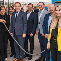 Einweihung Wasserstofftankstelle: ganz links: NRW-Wirtschaftsministerin Mona Neubaur, 3. v. links: OB Stephan Keller, 4. v. links Stadtwerke-Vorstandschef Julien Mounier, ganz rechts: Rheinbahn-Vorständin Annette Grabbe  