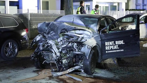 Ein verunfalltes Auto eines Car-Sharing Anbieters. 