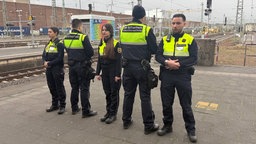 Die Mitarbeiter der DB Sicherheit üben eine Sicherheitsposition