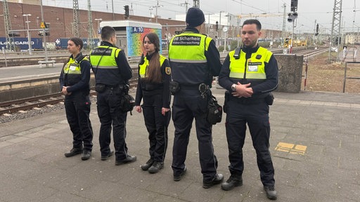 Die Mitarbeiter der DB Sicherheit üben eine Sicherheitsposition