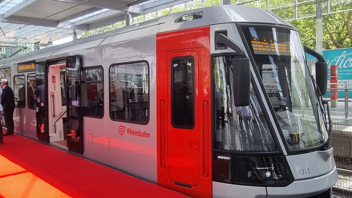 Diese neue rot-silber-farbene Straßenbahn wird ab sofort von der Düsseldorfer Rheinbahn eingesetzt.